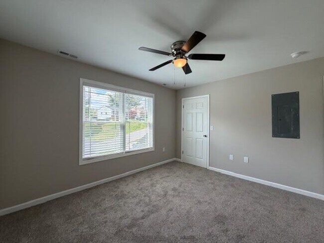 Building Photo - 703 Bibb St NE