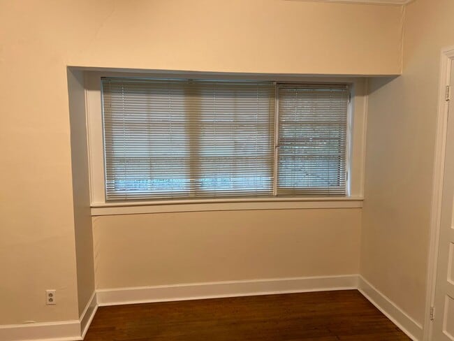 Building Photo - 2 Bedroom Unit in the the old Beta Theta Pi Fraternity House near UofO Campus