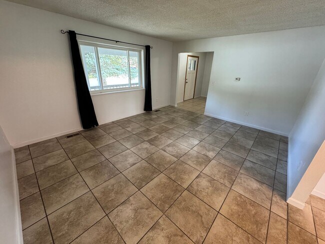 Building Photo - Spacious Morrison Home