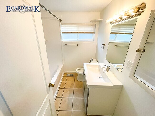 Building Photo - Charming Brick Rambler