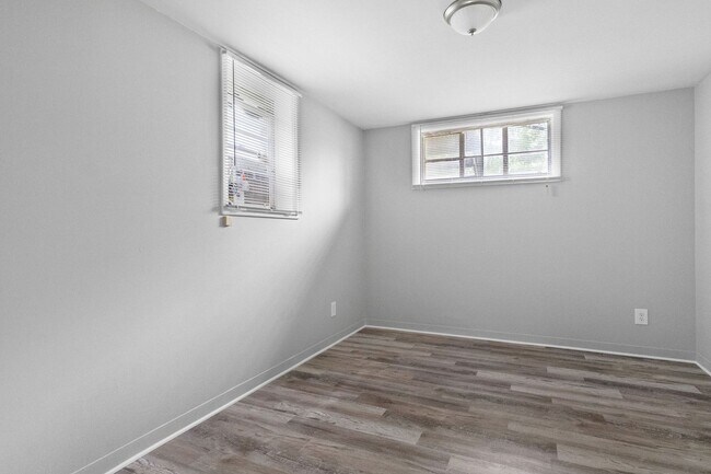 Building Photo - 427 Circle Dr