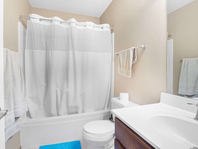 Building Photo - 3 Bedroom End Unit Townhome Available Sept...