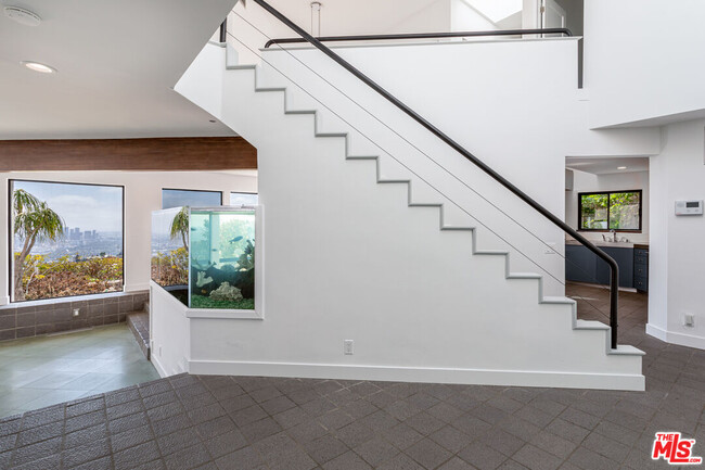 Building Photo - 8424 Grand View Dr