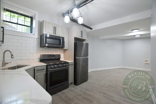 Building Photo - 1062 W Glenlake Ave