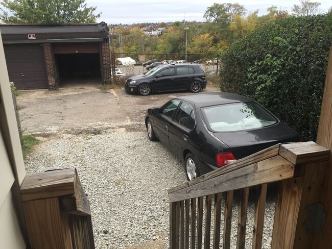 Building Photo - QUAINT 4 BEDROOM 2 BATHROOM PLUS OFFICE SPACE IN HEART OF OAKLAND