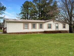 Building Photo - Spacious 3 bedroom/2 bath Home with Tons o...