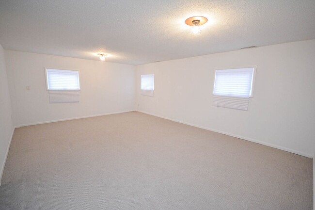 Building Photo - Gorgeous NE Rochester home with TONS of sp...
