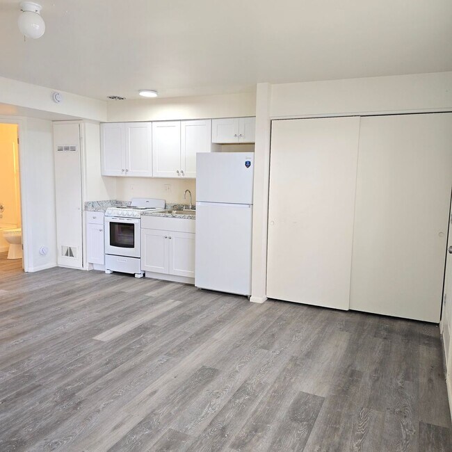 Building Photo - Remodeled and Fresh! One Bedroom Apartment with utilities included