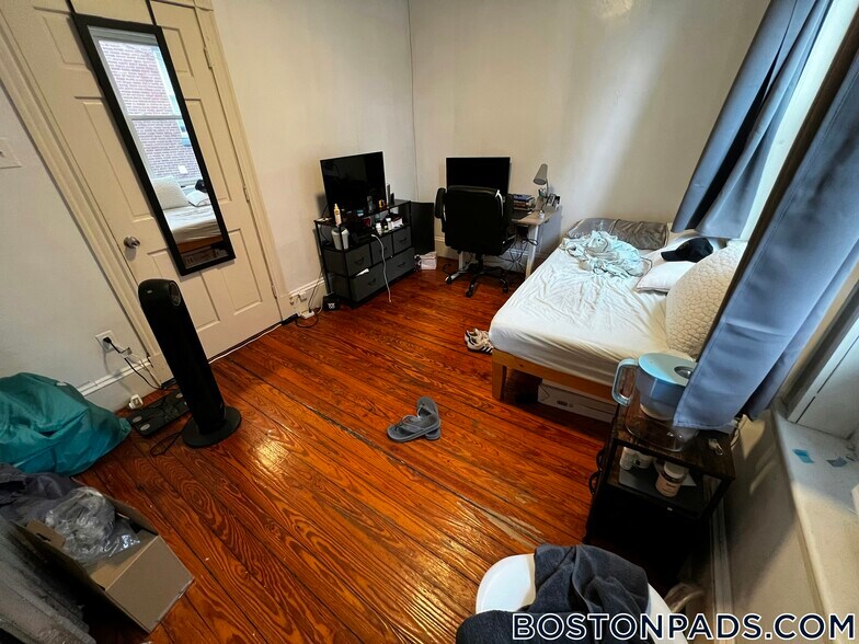 Building Photo - 4.5 Centre St