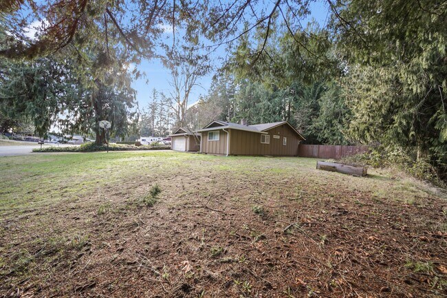 Building Photo - Classic rambler has 3 bedrooms, 1.75 baths, North Thurston School District