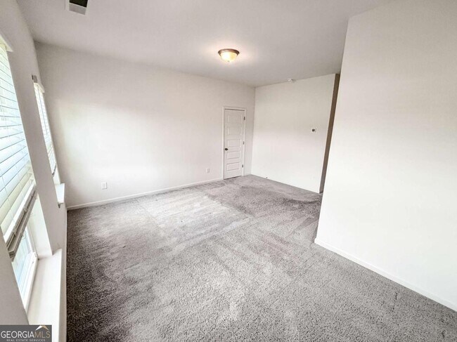 Building Photo - 5784 Silver Lk Dr