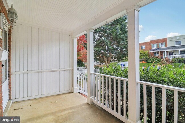 Building Photo - 250 Lynhaven Dr