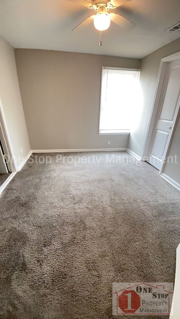 Building Photo - 2 Bedroom 1 Bathroom home in Kansas City!