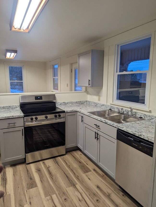 Building Photo - 2 bdrm 1 bath family home with water, sewer and garbage included.