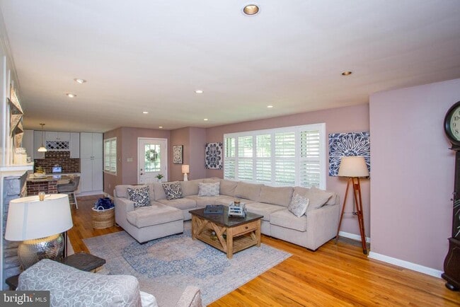 Building Photo - 67 Townview Dr