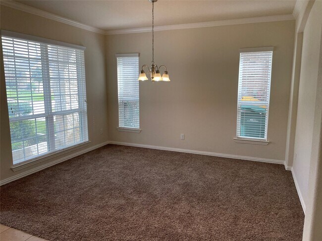 Building Photo - 627 Oak Cir Dr E
