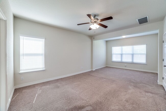 Building Photo - 2999 sq ft 4 Bedroom 3.5 Bathroom 2 Story in Waterford Park!