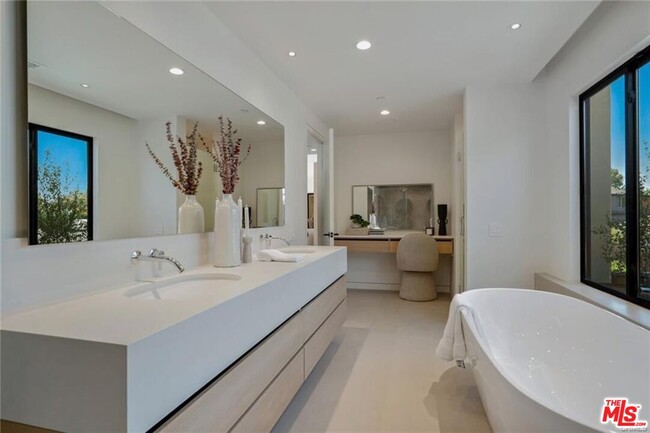 Building Photo - 4939 Petit Ave
