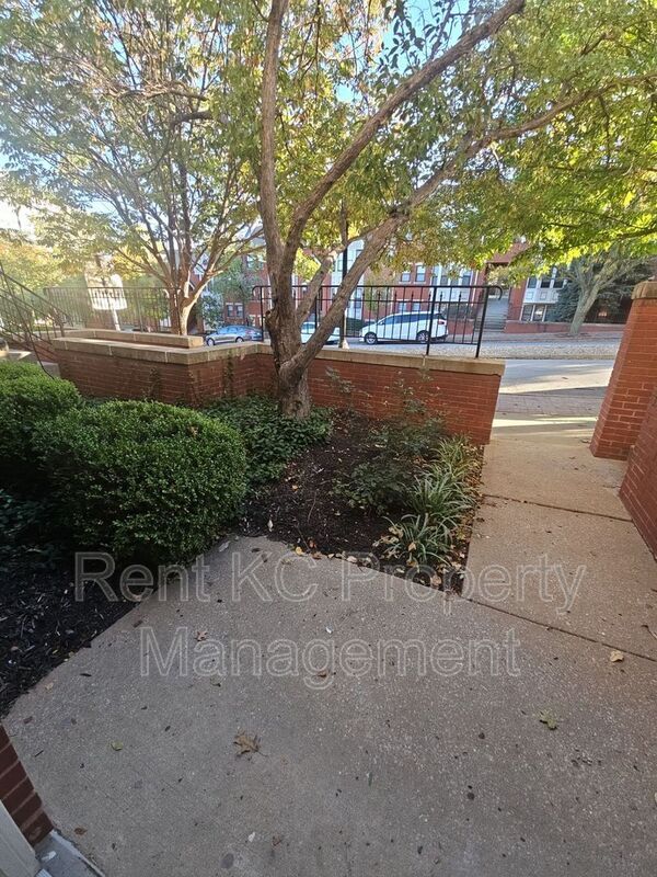 Building Photo - 530 W 10th St