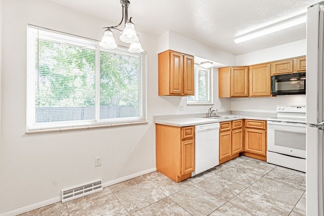 Building Photo - Spacious 3BD, 2BA Lakewood Half-Duplex wit...