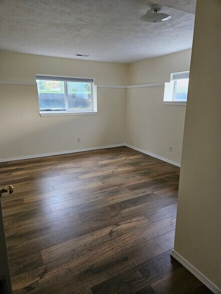 Building Photo - 9611 N Normandie Ln