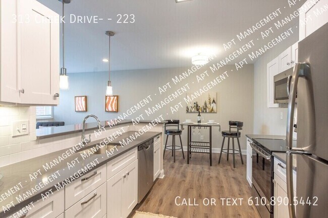 Building Photo - 313 Creek Dr