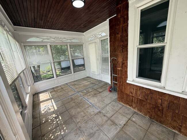 Building Photo - 302 Horace Ave