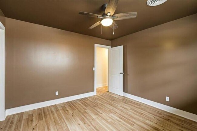 Building Photo - 3 Bedroom, 1.5 Bath Beauty!