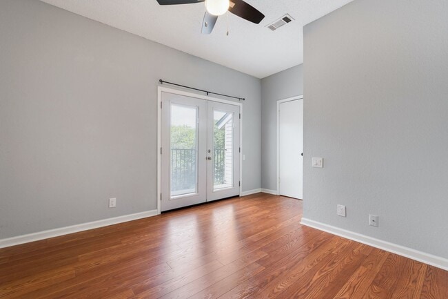 Building Photo - MOVE-IN TODAY: Updated 3 BR / 2.5 BA in S Austin - Walkable Location - W/D Included