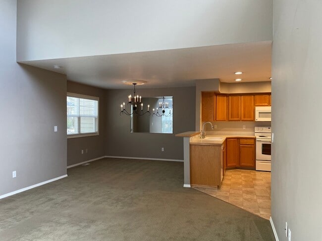 Building Photo - Beautiful and Well Maintained 2 Bed and 2....