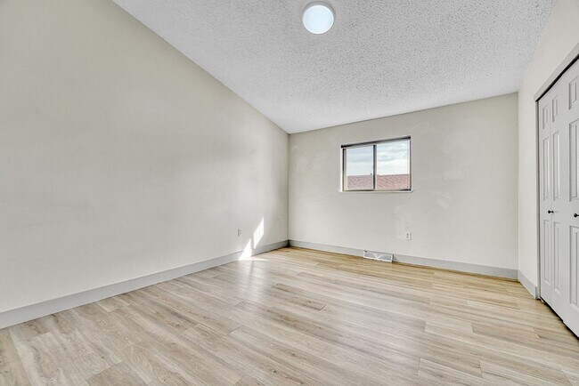 Building Photo - Bright & Updated 3-Bedroom Townhome in Desirable Cherry Creek School District