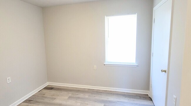 Building Photo - Charming 4BR Home with Modern Upgrades & Spacious Yard