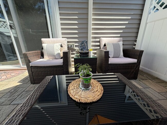 Building Photo - 2 bedrooms, 1.5 bathrooms