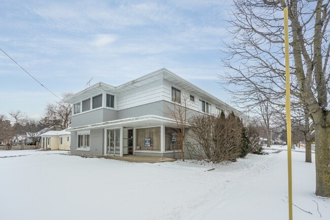 Building Photo - Cozy Efficiency Apartment in Midland $800 per Month Utilities included!