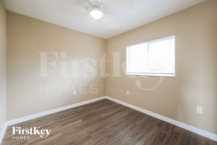 Building Photo - 425 Vanetta Dr