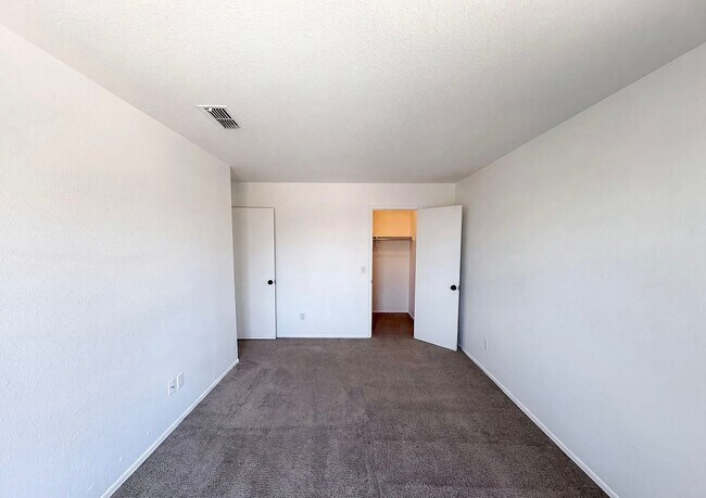 Building Photo - 7501 E Deer Valley Rd