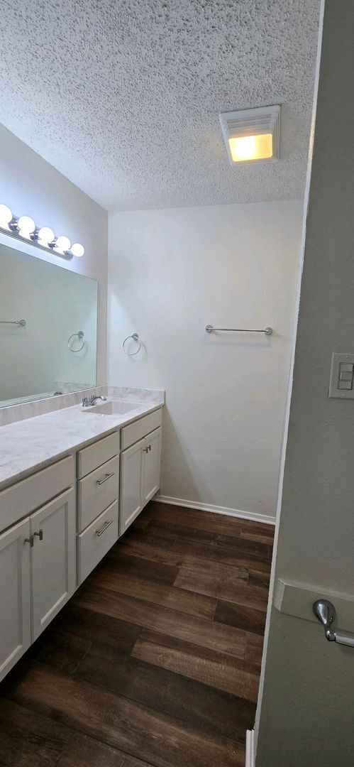 Building Photo - Beautiful 2-Bedroom Duplex in Longview! Co...