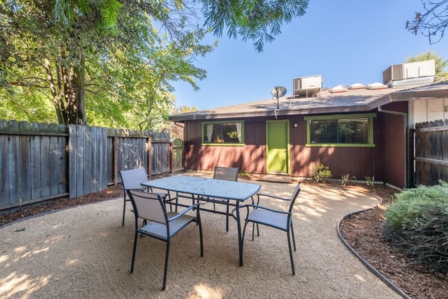 Building Photo - 2 bed 1 bath home w/ garage and yard, biking distance to UC Davis campus and downtown