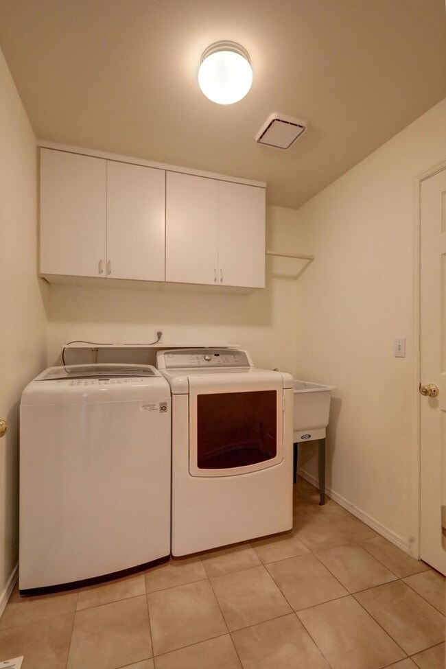 Building Photo - Beautiful 3bd, 2.5ba Home in Klahanie Avai...