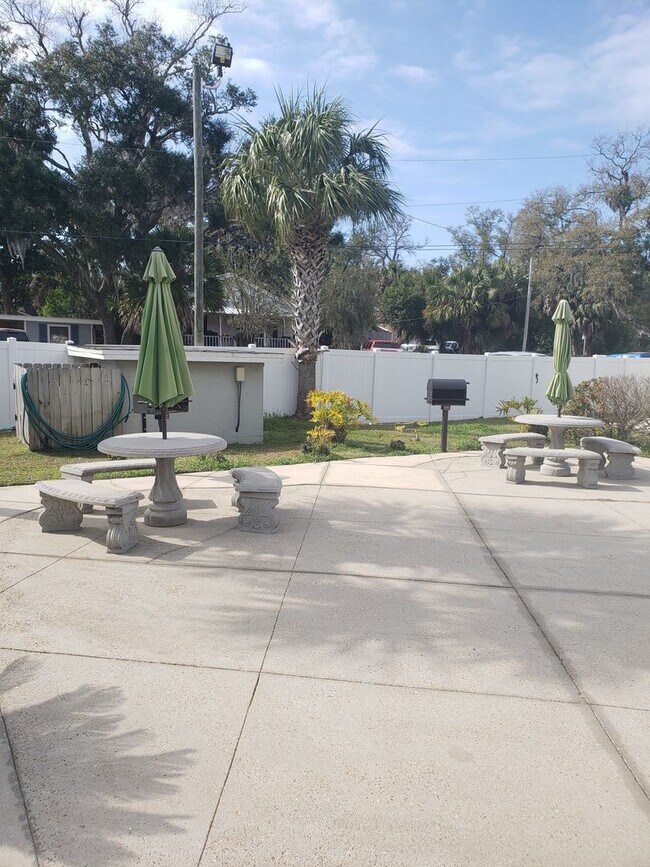 Building Photo - Historic St. Andrews!  Newly Remodeled! 1 bedroom 1 bath condo/1st Floor