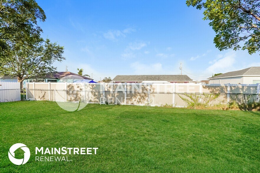 Building Photo - 916 NW 15th Ave