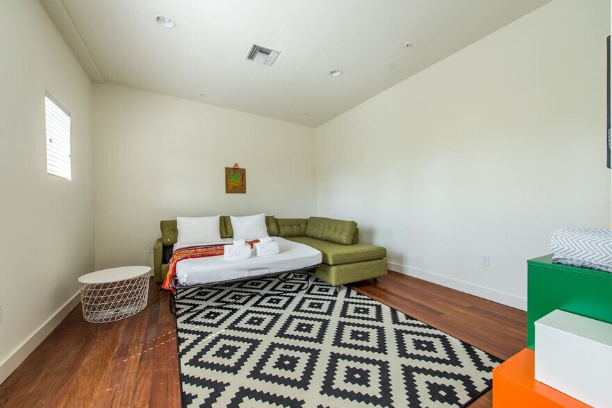 Building Photo - 701 4th St