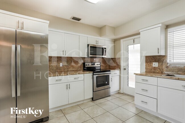 Building Photo - 2720 SW 18th St