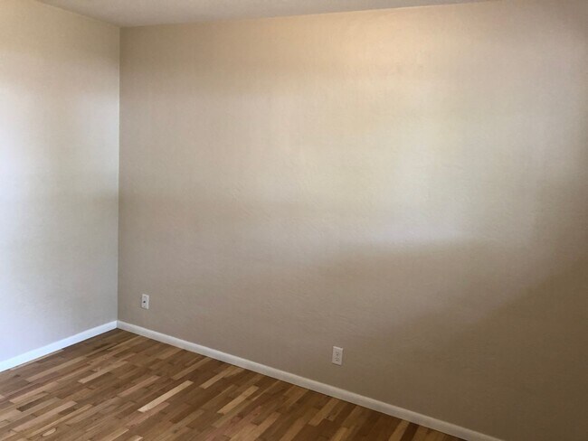 Building Photo - Updated 3 bedroom 1 1/2 bath home in a gre...