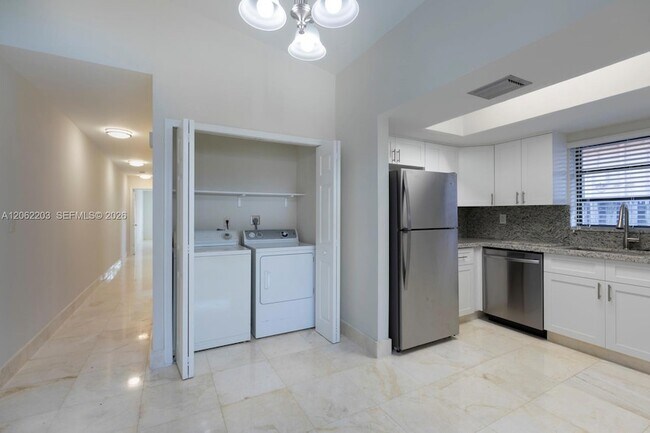 Building Photo - 2733 SW 31st Pl