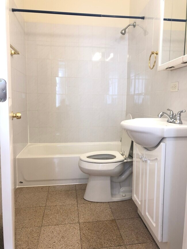 Building Photo - 4654 N Avers Ave