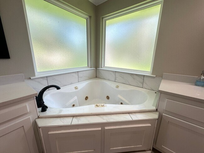 Building Photo - BEAUTIFUL CUSTOM HOME