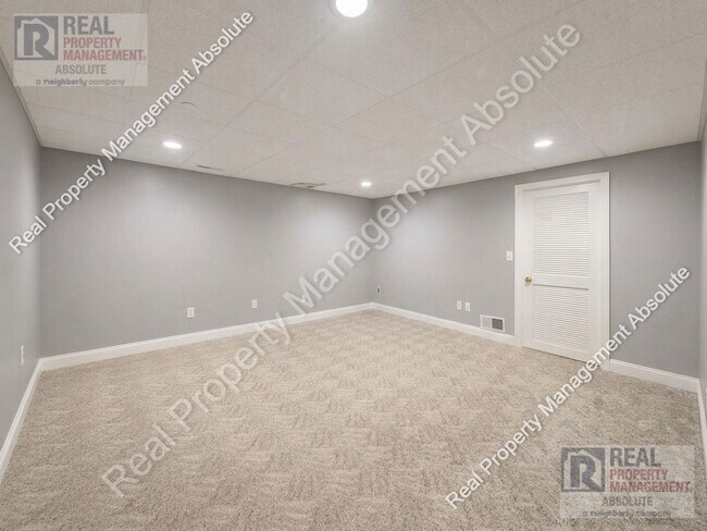 Building Photo - Prime Hudson Location: 3-Bed Townhouse Beside Benson’s Park