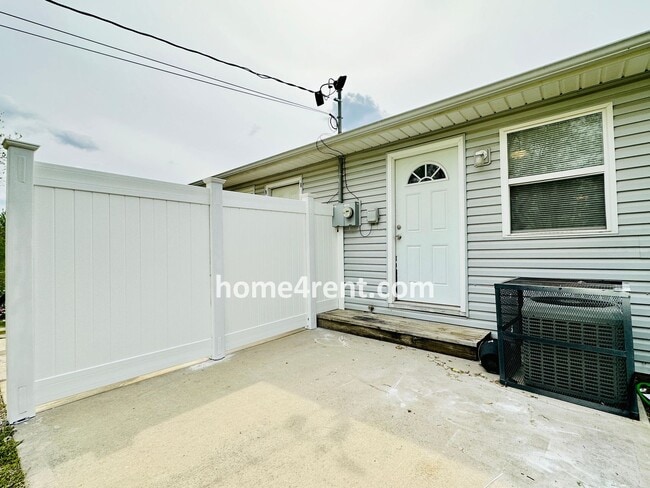 Building Photo - Adorable Duplex Home in KCK w/ Stainless S...