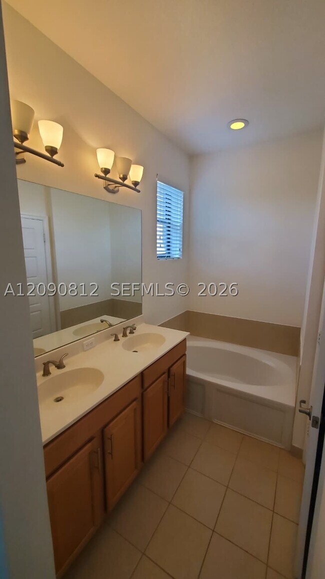 Building Photo - 652 NE 191st St